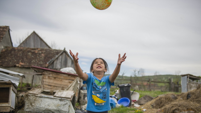 Hope and Homes for Children Romania oferă zece burse de merit pentru copii şi tineri din sistemul de protecţie socială