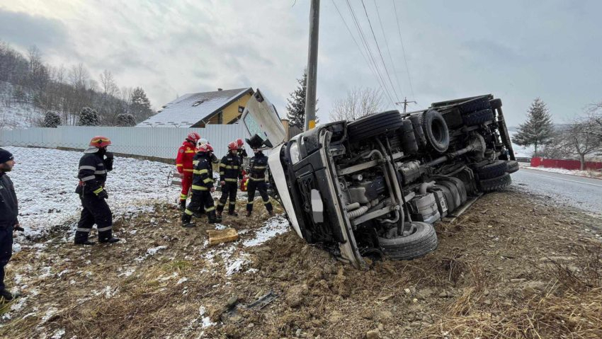 Accident grav la Bacău. Un bărbat a rămas prins în camionul cu care s-a răsturnat