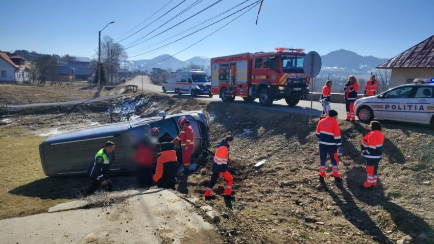 Accident grav la Suceava. Un autobuz cu cinci persoane s-a răsturnat