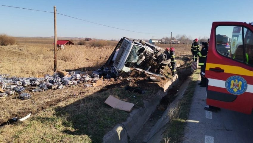 Accident grav la Botoșani. Un șofer de camion a ajuns la spital