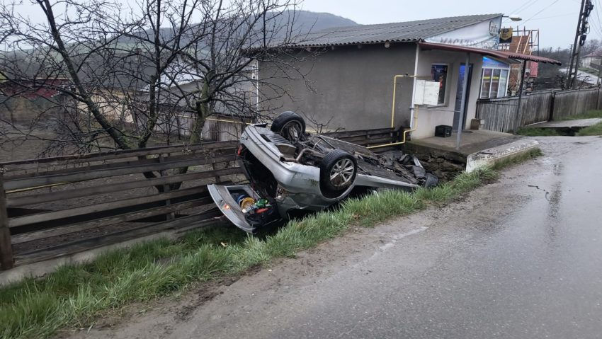 Pericol de explozie la Scobinți. O mașină a intrat într-o țeavă de gaz
