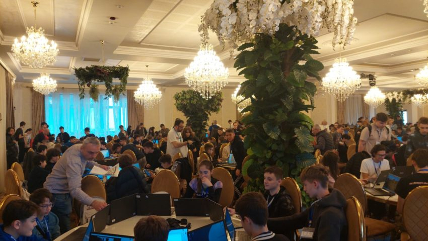 Olimpiada Națională de Informatică de la Botoșani, desfășurată într-o sală de petreceri