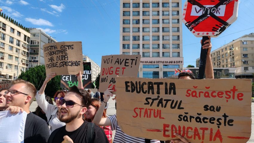 Studenții au protestat împotriva tăierii burselor