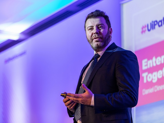  Fondatorul primei companii românești listate la Bursa New York renunță la funcția de CEO