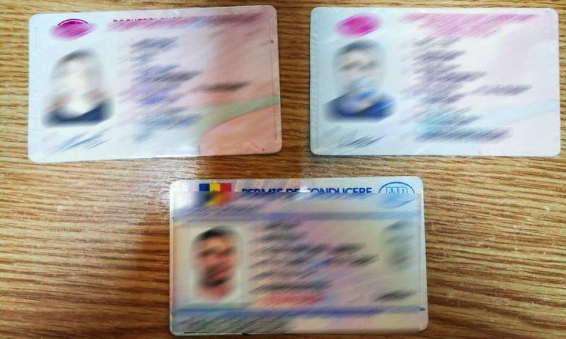 Un român și-a făcut o fabrică ilegală de permise de conducere, buletine și acte de înmatriculare în propria casă