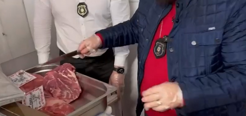 Piedone, descoperire șocantă la o carmangerie cunoscută: Mâncare de câini vândută oamenilor