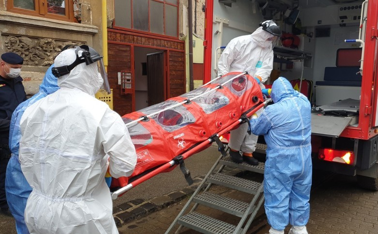 Zeci de tineri intraţi în contact cu un caz COVID, aduşi cu ambulanţele la Vaslui