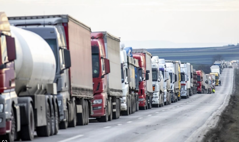 Coloană de camioane de 25 de kilometri, la Vama Siret