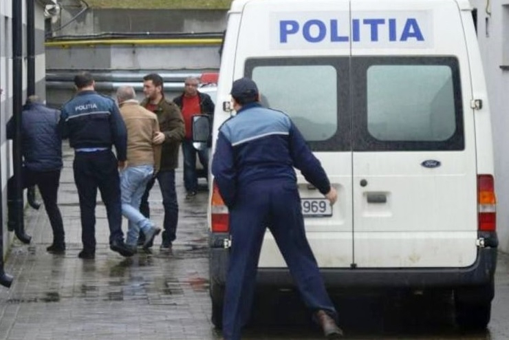  Adolescentul care a bătut o polițistă a fost arestat