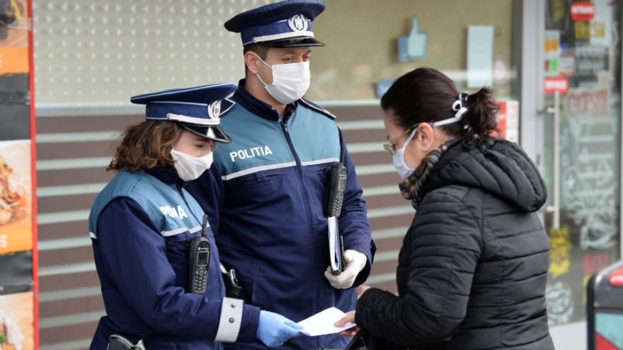  Polițiștii din Bacău sunt epuizați. Ei trebuie să verifice persoanele aflate în carantină. Zilnic, fac peste 200 de controale