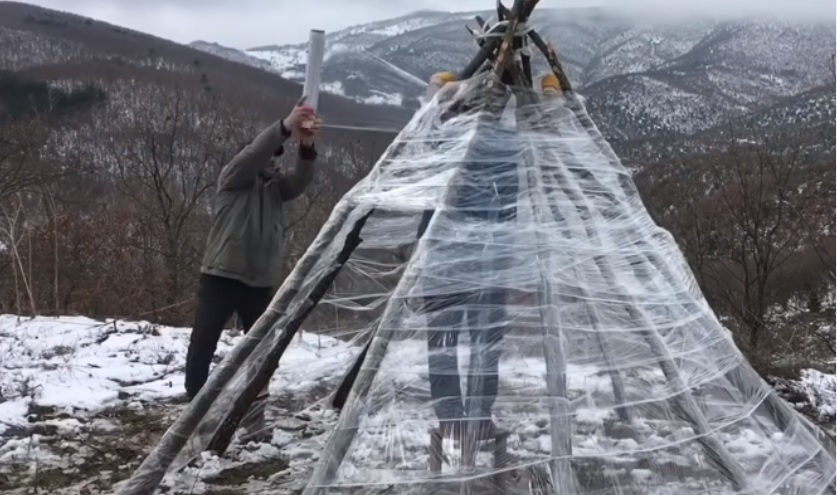  FOTO/VIDEO - Cum să-ți faci un cort doar cu cinci dolari?