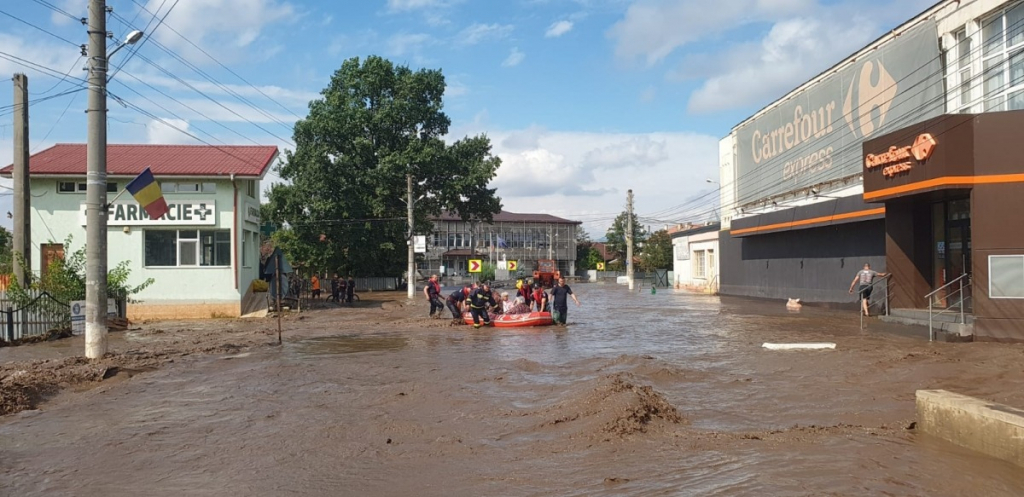 Situație gravă în Moldova - Sute de persoane evacuate, numeroase drumuri acoperite de ape