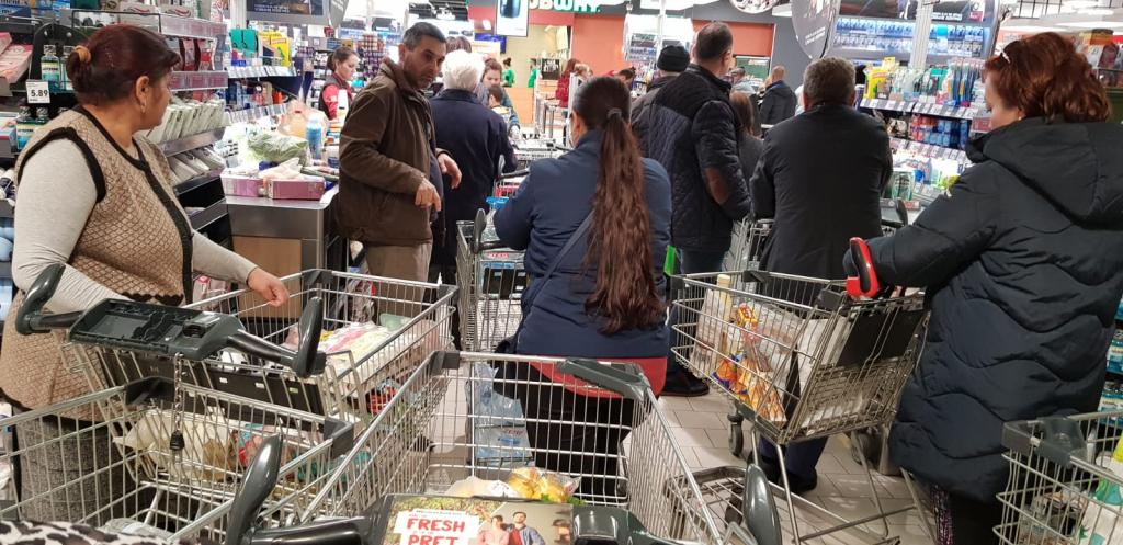 Botoșănenii nu mai țin cont de regulile anti-COVID și se înghesuie la cumpărături