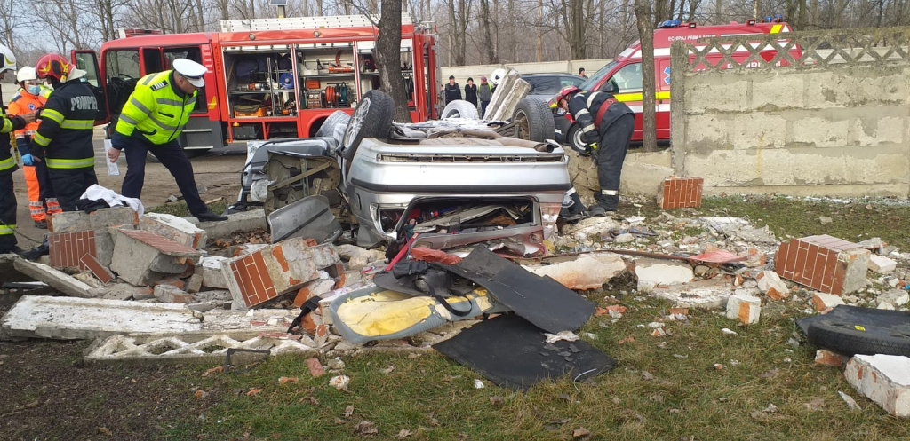 FOTO: Două persoane au murit într-un grav accident rutier, la Bârlad