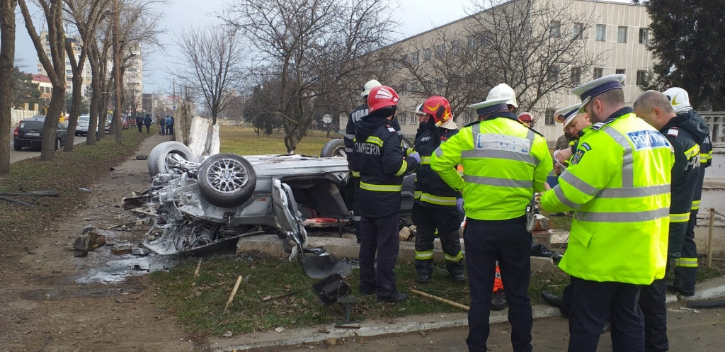 FOTO: Două persoane au murit într-un grav accident rutier, la Bârlad