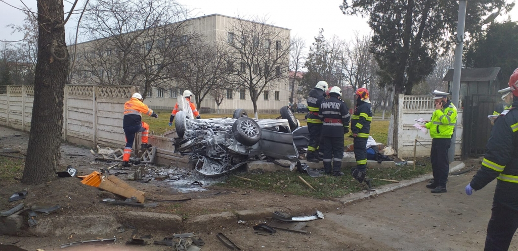FOTO: Două persoane au murit într-un grav accident rutier, la Bârlad