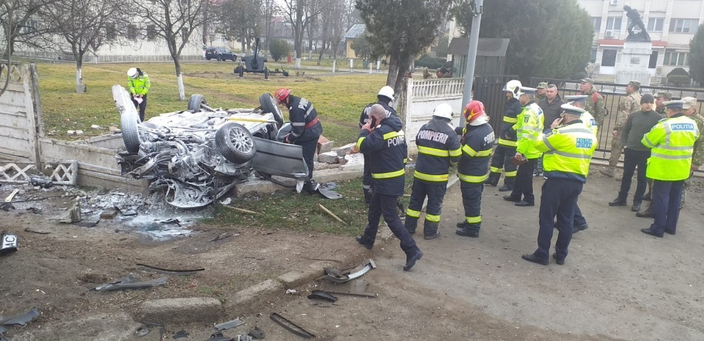 FOTO: Două persoane au murit într-un grav accident rutier, la Bârlad