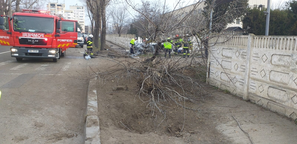 FOTO: Două persoane au murit într-un grav accident rutier, la Bârlad