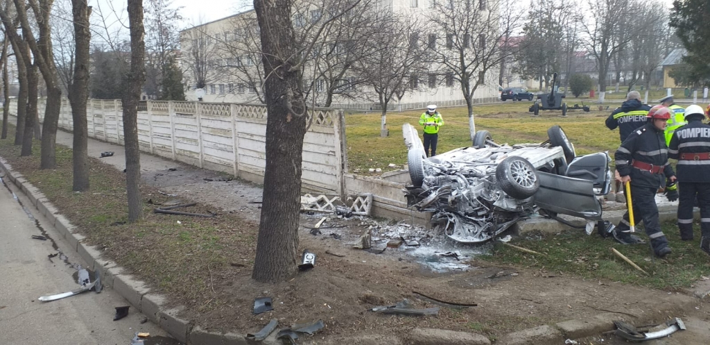 FOTO: Două persoane au murit într-un grav accident rutier, la Bârlad