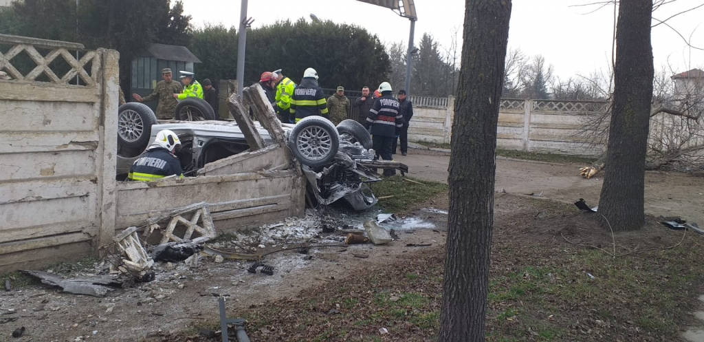 FOTO: Două persoane au murit într-un grav accident rutier, la Bârlad