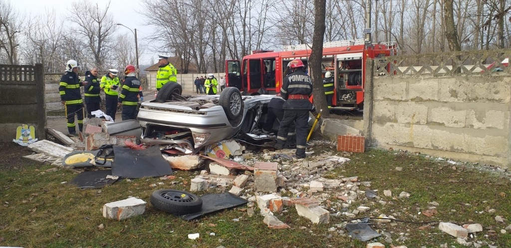 FOTO: Două persoane au murit într-un grav accident rutier, la Bârlad