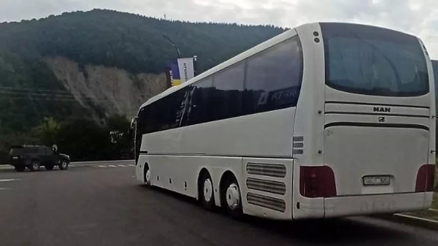 Șoferul unui autocar cu 50 de turiști, recrutat cu forța de armata ucraineană, în timp ce se afla într-o pauză la o benzinărie