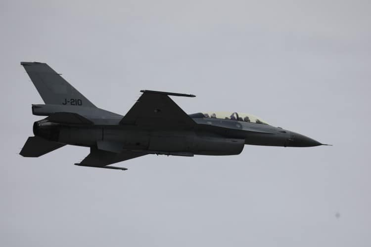 România trece la alt nivel! Primul zbor al unui pilot român în noul Centru European de Instruire F-16, unde vor fi pregătiți și piloți ucraineni