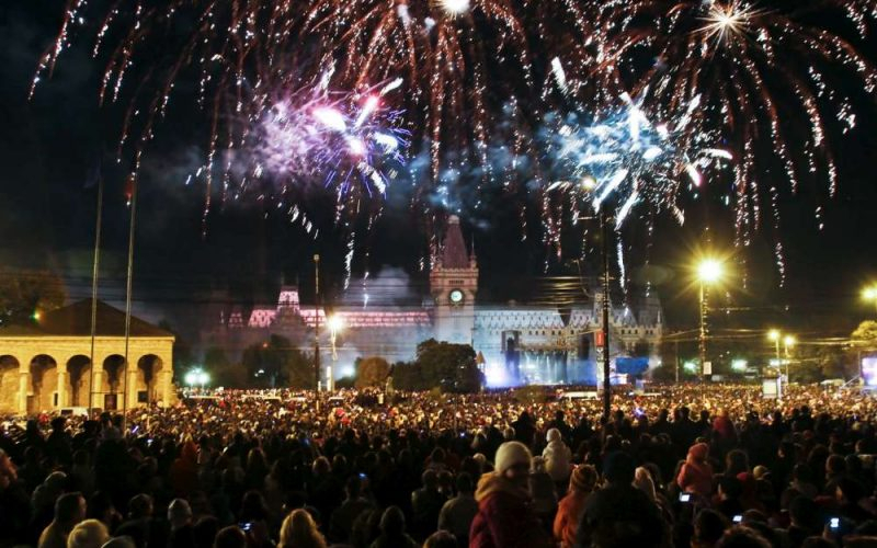 Ieșenii, chemați să aleagă artiștii care vor concerta de Revelion în Piața Palatului!