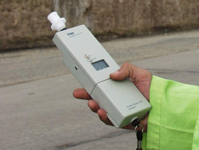 În cât timp iese alcoolul la etilotest? Când e sigur să urci la volan