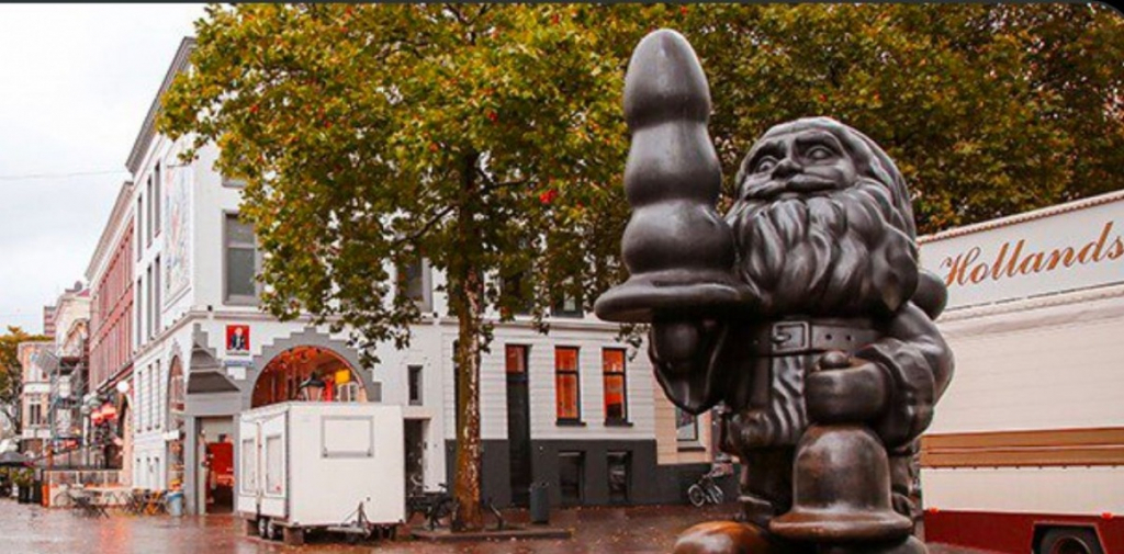 România, subiect de glume în presa din Olanda. 'Sperăm că statuia lui Moș Crăciun va aduce o oarecare alinare'