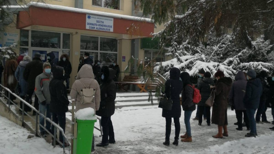 Bătrânii din Bacău, ținuți în ger la vaccinarea anti-COVID