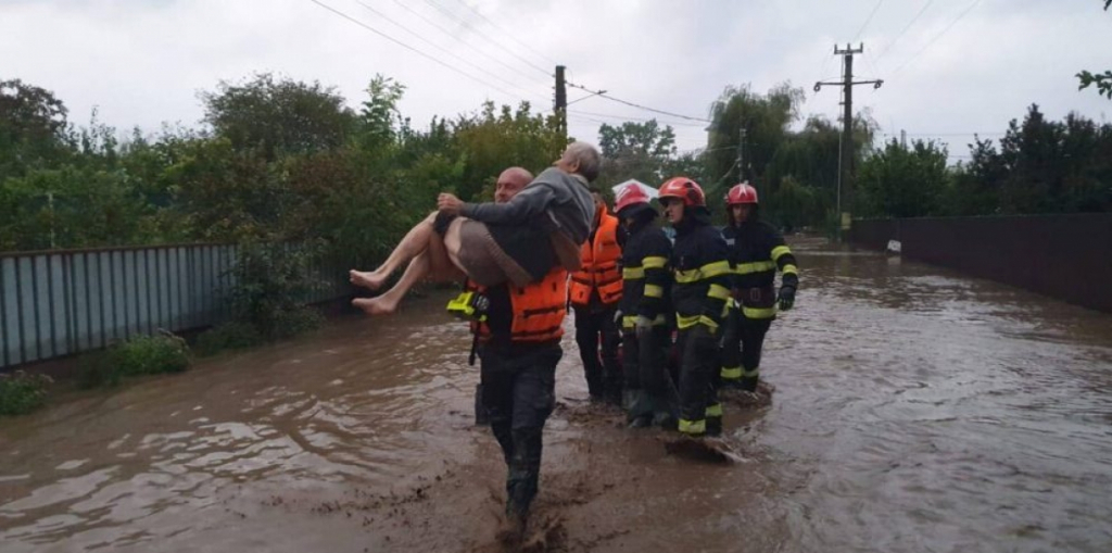 Inundațiile au făcut prăpăd și in județul Vaslui. Zeci de persoane, printre care şi copii, au fost evacuate