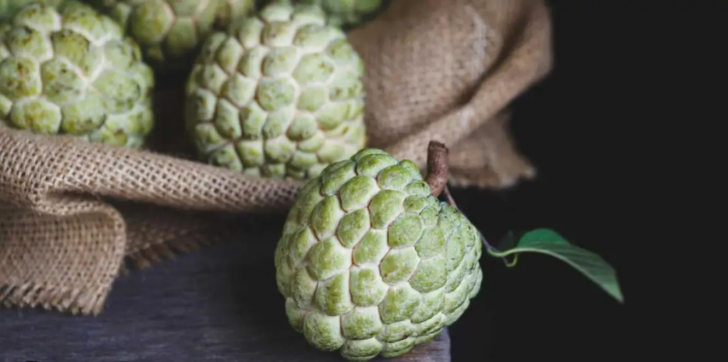Cherimoya, fructul exotic care cucerește supermarketurile din România