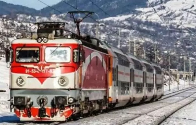 Panică în Gara Târgu Ocna. Șinele unui tren s-au rupt din cauza gerului