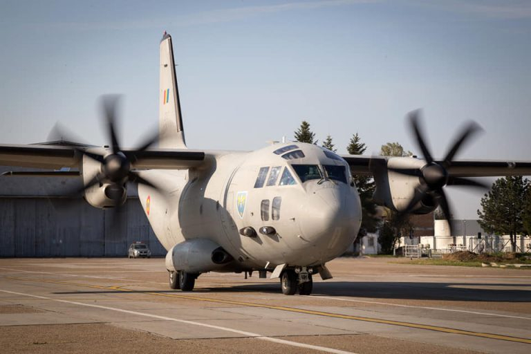 Două aeronave militare ajută la stingerea incendiului de pădure din judeţul Bacău