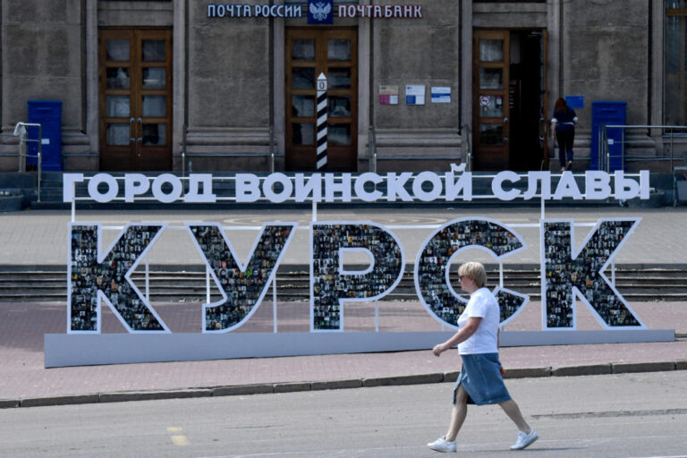Fostul guvernator al regiunii Kursk recunoaşte că trupe ruse au jefuit casele oamenilor din zona de graniţă