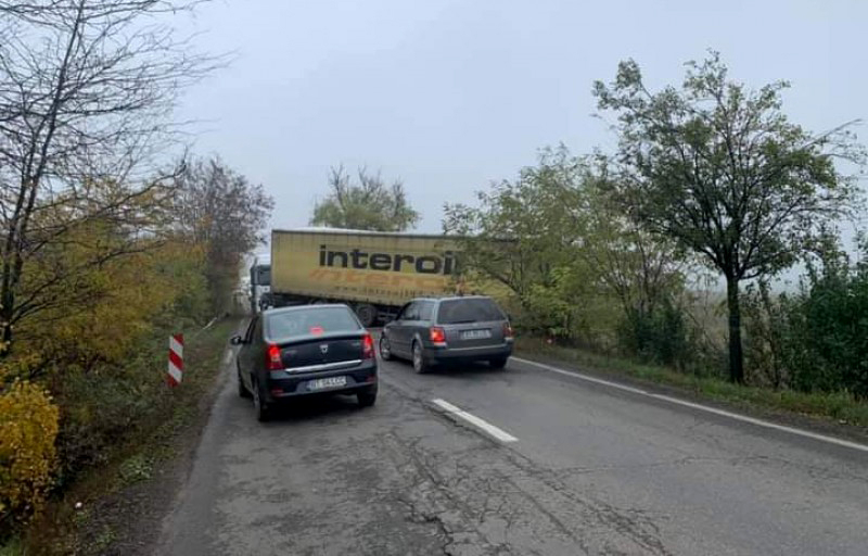 Accident la Botoșani. Europeanul 58, blocat de un TIR scăpat de sub control