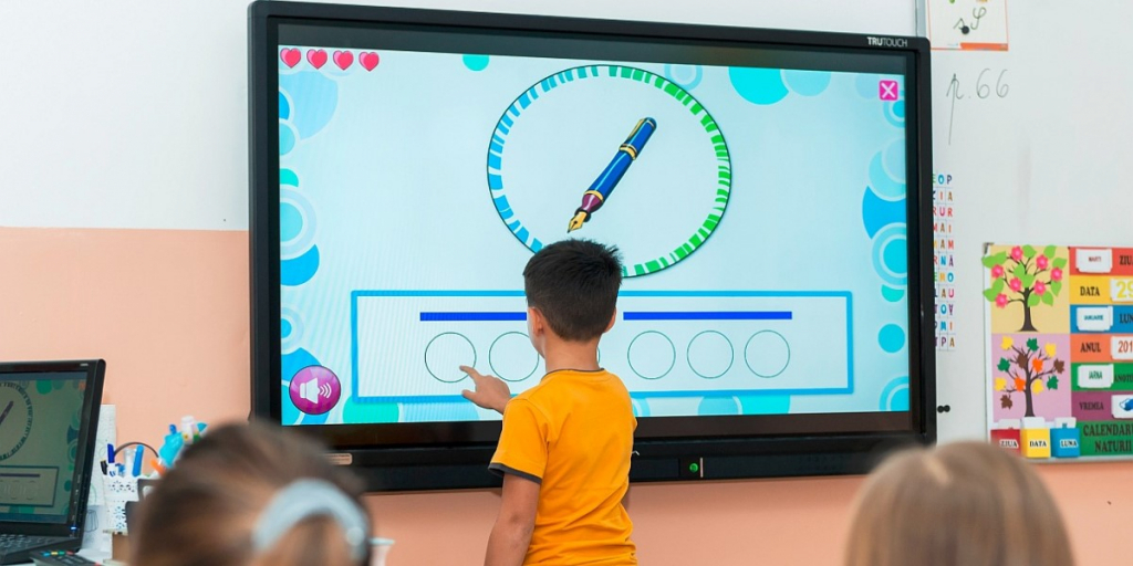 Schimbare în Educație. Tabla clasică din școli va fi înlocuită cu una digitală