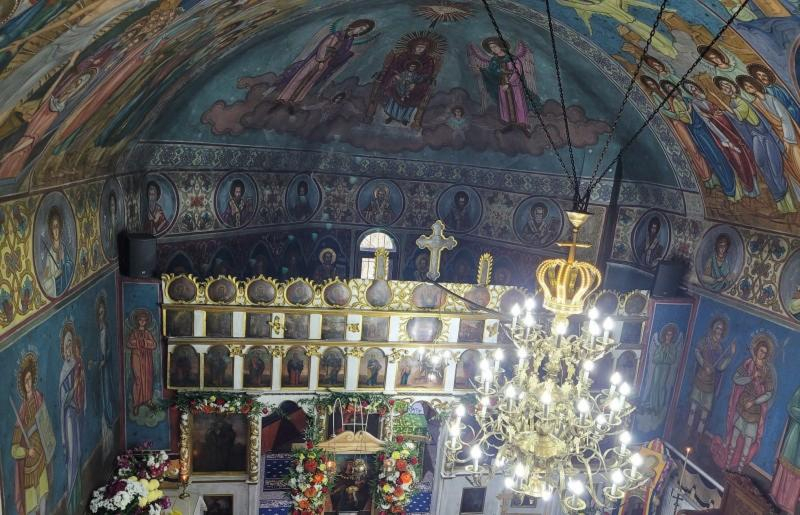 În România există o biserică amplasată în interiorul unui sens giratoriu.