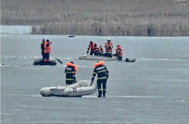 La un pas de moarte! Trei pescari au căzut într-un lac de acumulare din Botoșani, după ce gheața s-a spart sub ei