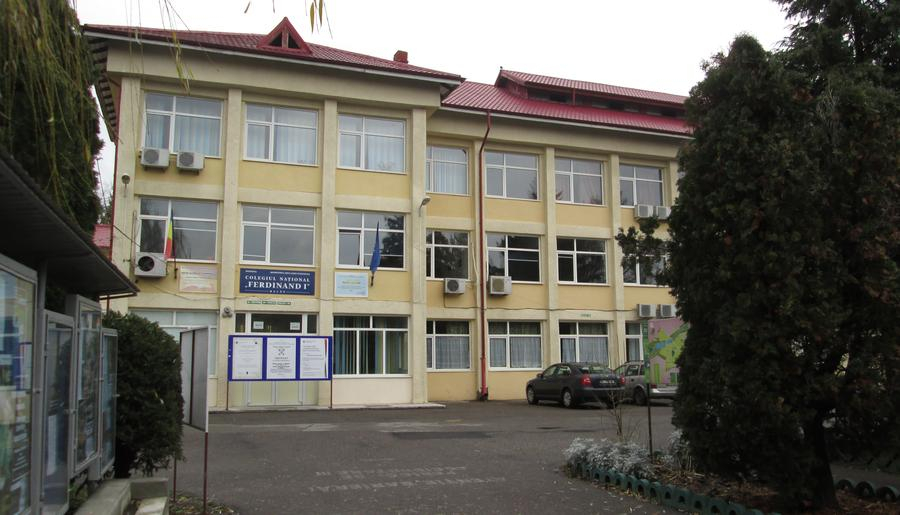  Primele două licee din Bacău intră în scenariu roșu