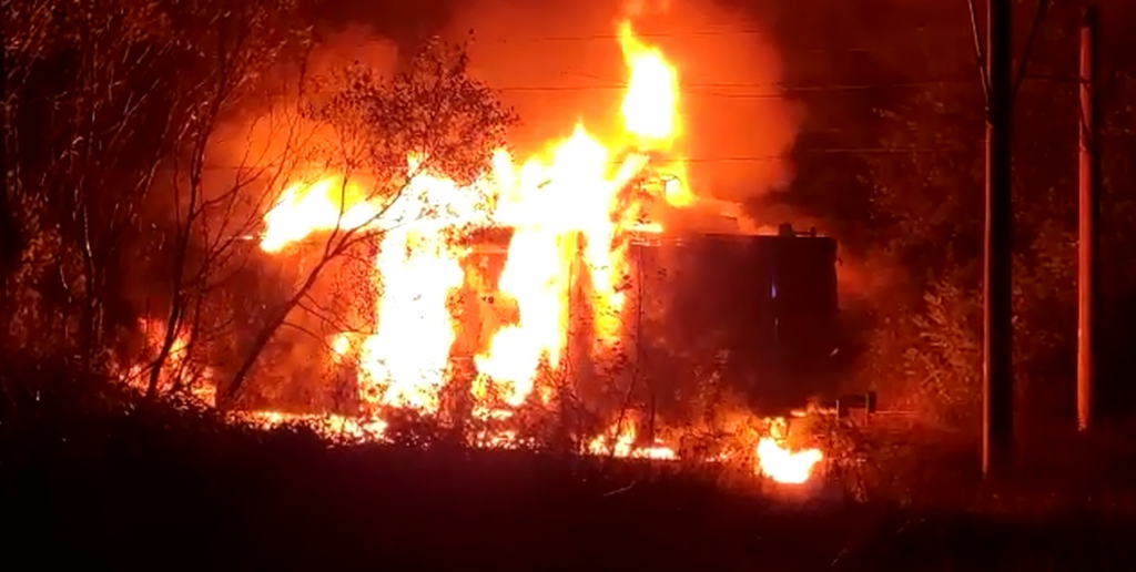 O catastrofă a fost evitată în ultimul moment: locomotiva în flacări care tracta 19 vagoane cu ţiţei a fost decuplată de restul trenului