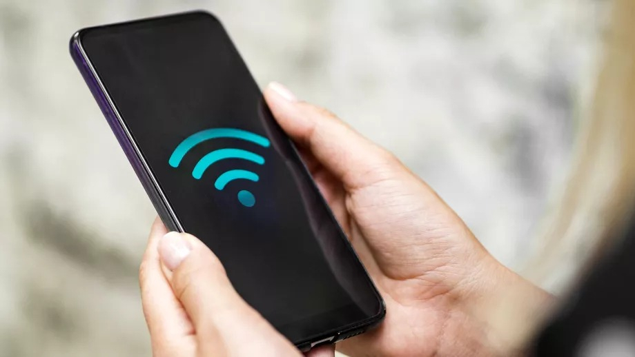 Pericolul la care te expui dacă ai WiFi-ul activat când mergi pe stradă. Cum pot avea hackerii acces la datele tale