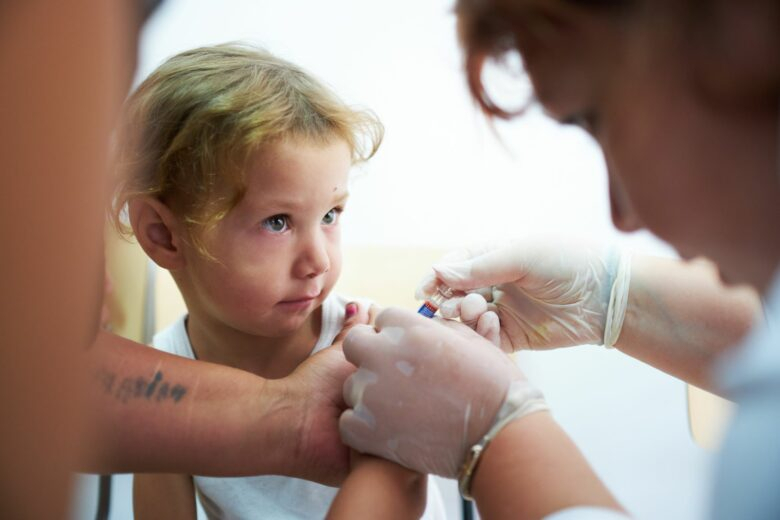 OMS imploră în mod special românii să se vaccineze. ”Următoarele mutații ar putea afecta copiii”