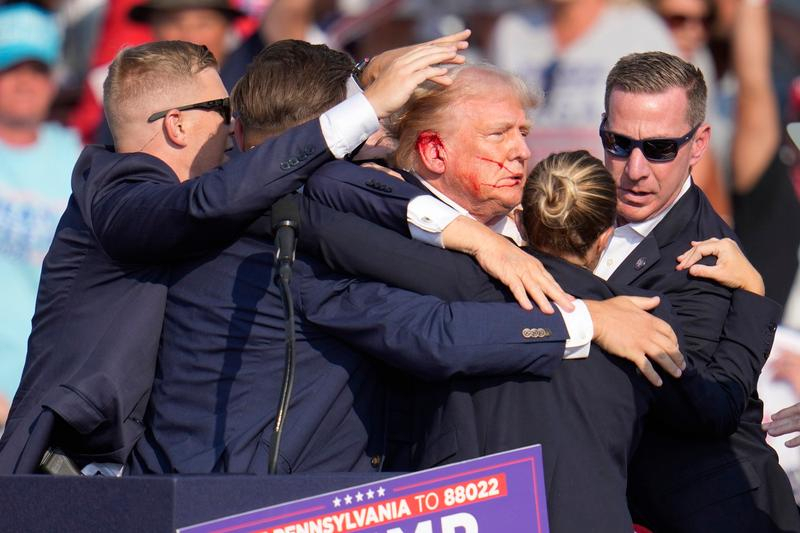  Tentativă de asasinat asupra lui Donald Trump, în Pennsylvania. E împușcat în ureche. 2 morți