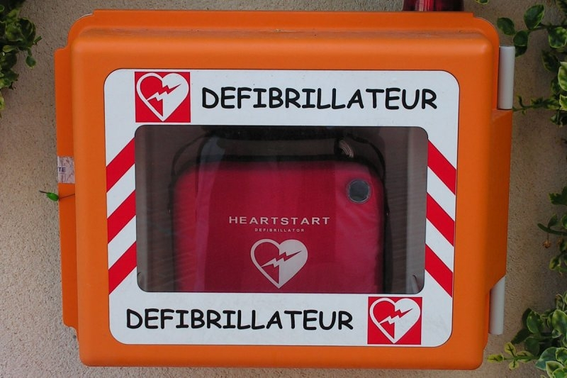 Defribilatoarele publice, „piese de muzeu” instalate pe stâlpi!