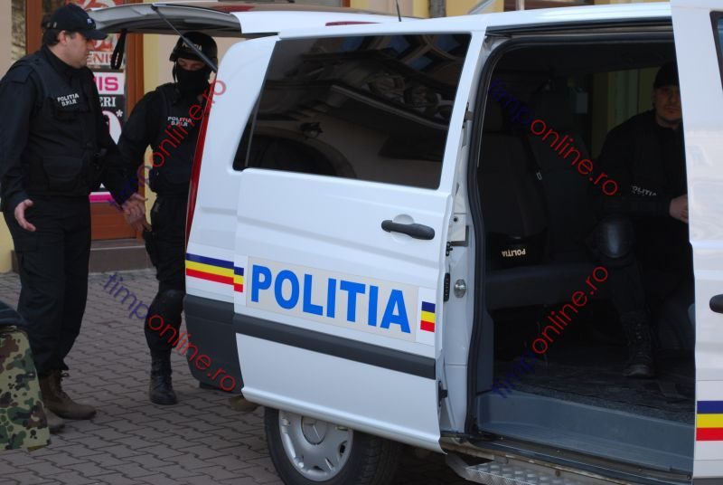 Două persoane reţinute de poliţişti pentru contrabandă, în urma a şase percheziţii
