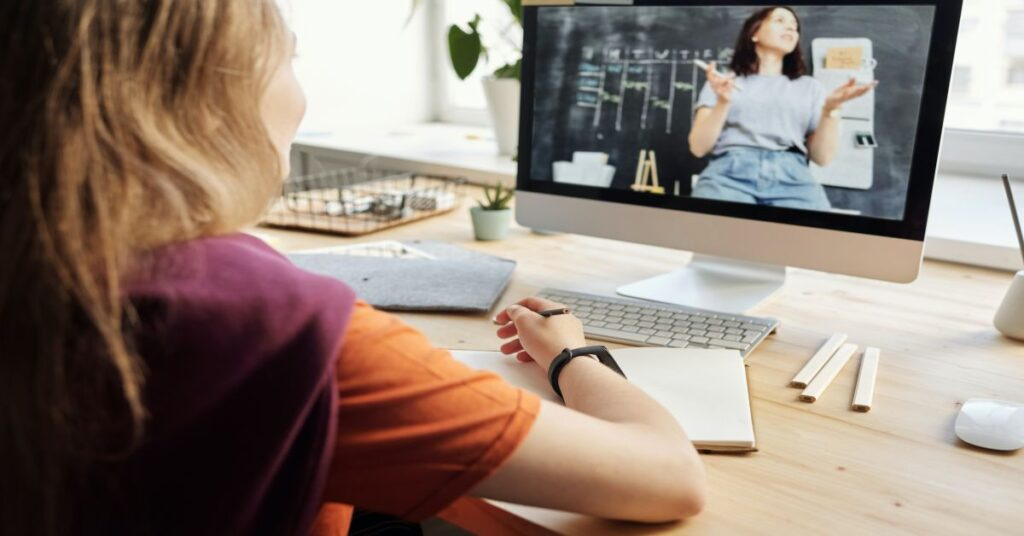 Elevii din peste 50 de clase din Bacău au trecut la lecții online