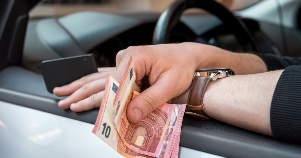  Șofer din Botoșani, filmat în timp ce dădea mită unor polițiști