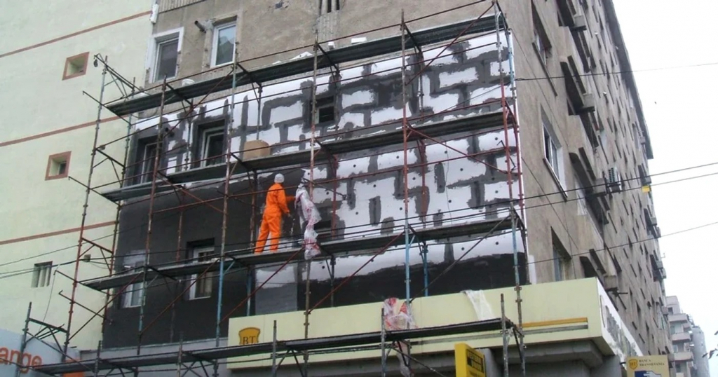 „Pereții nu vor mai fi ai noștri”. Locatarii unui bloc din Sibiu au refuzat reabilitarea termică cu bani din PNRR de teama UE